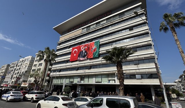 Karşıyaka’da memurlar iş bıraktı: Her memurun 150 bin TL alacağı var