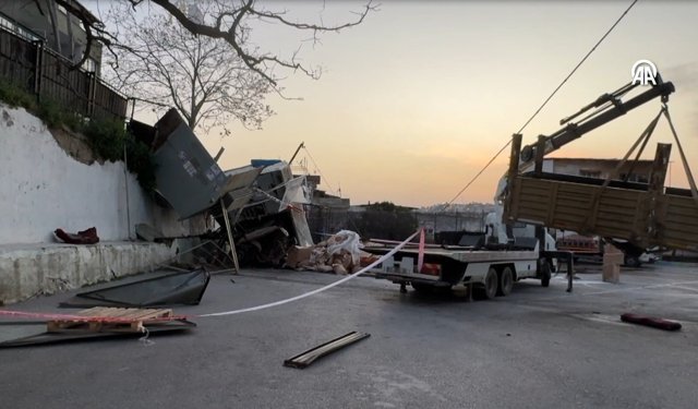 İzmir'de freni patlayan kamyon okul bahçesine devrildi: Sürücü yaralandı