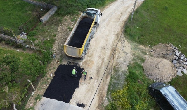 Kemalpaşa’da yol çalışmaları hız kazandı: Hedef 4 bin ton asfalt