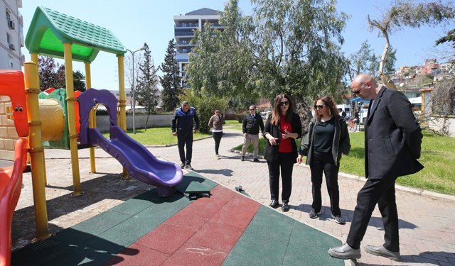 Karşıyaka’nın parklarına modern dokunuş: Başkan Ünsal çalışmaları yerinde inceledi