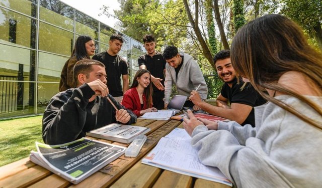 Kültürpark’ın yeni gözdesi: Öğrenciden emekliye… Hasan Ali Yücel Kütüphanesi yoğun ilgi görüyor