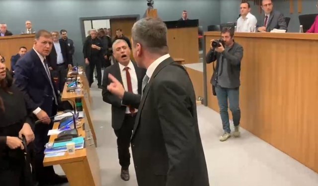 İzmir Büyükşehir Meclisi’nde ikinci arbede: Sinkaflı sözler havada uçuştu