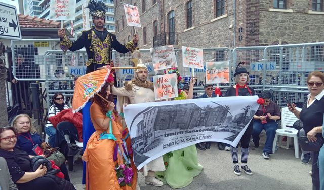 Meslek Fabrikası direnişine sanatçılardan destek: Sahne kostümleriyle geldiler