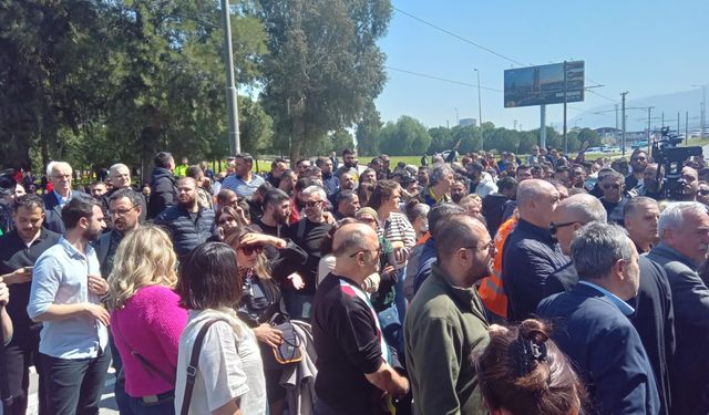 Meslek Fabrikası nöbeti büyüyor: Yurttaşlardan caddeyi trafiğe kapattı