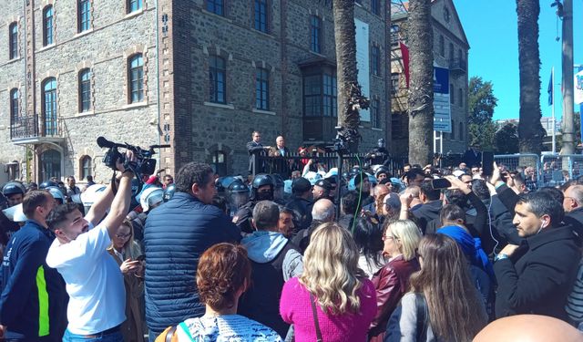 Meslek Fabrikası önünde gerilim yükseliyor: Polis barikatı yıkıldı