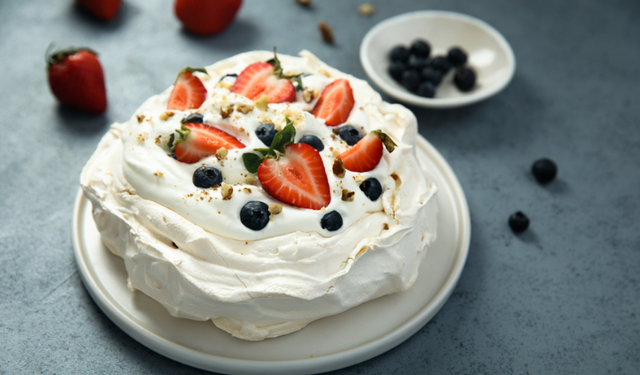 Dışı çıtır içi bulutsu yumuşak: Pavlova nasıl yapılır? Pavlova püf noktaları neler? Pavlova tarifi