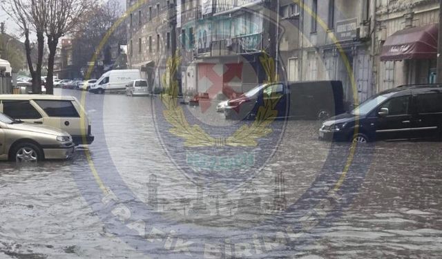 İzmir Emniyeti'nden Konak için kritik uyarı: Bu sokak su birikmesi nedeniyle kapatıldı