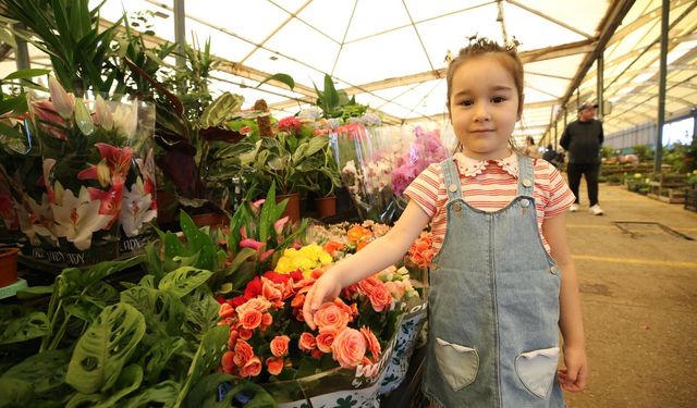 Üreticiler stant açtı... Karşıyaka'da Çiçek Festivali yapıldı