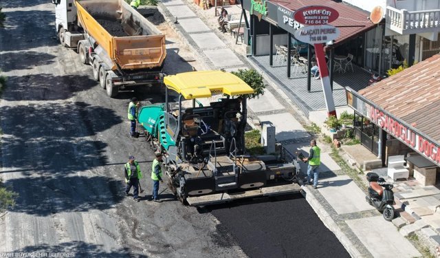 Çeşme'de yollar için yeni hamle... 100 günde 1000 tonluk yama!