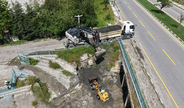 Yunusemre'de taşkın riskine karşı dere yatakları temizleniyor