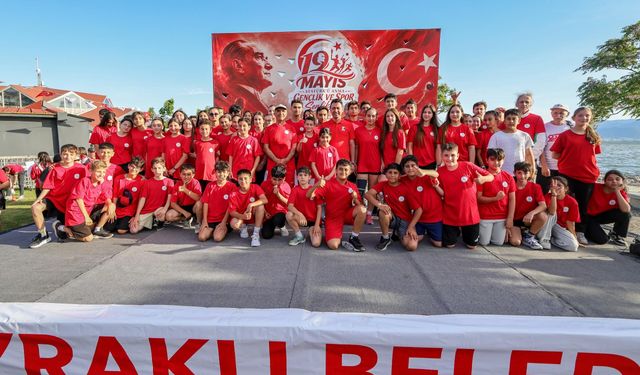Bayraklı’da 19 Mayıs enerjisi: Gençlerin mutluluğu bize umut verdi