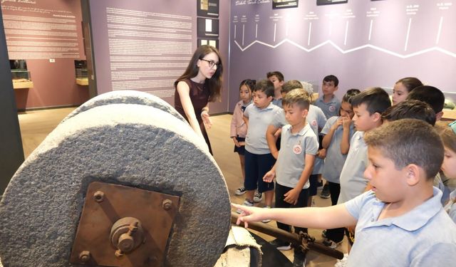 Dikilili öğrenciler, Dikili Belediyesi Kent Arşivi ve Tanıtım Merkezi'ni gezdi