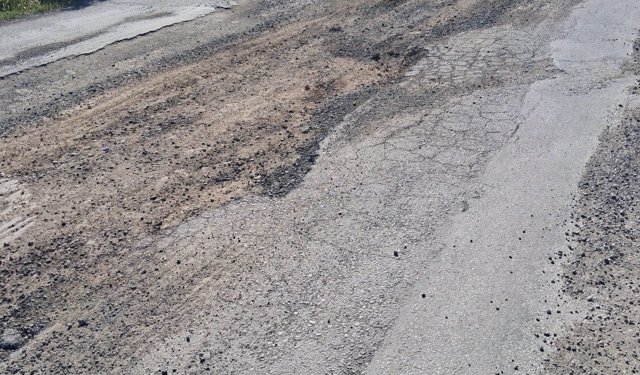 Slalom yaparak gidiyoruz! Dikili yolunda çile bitmiyor