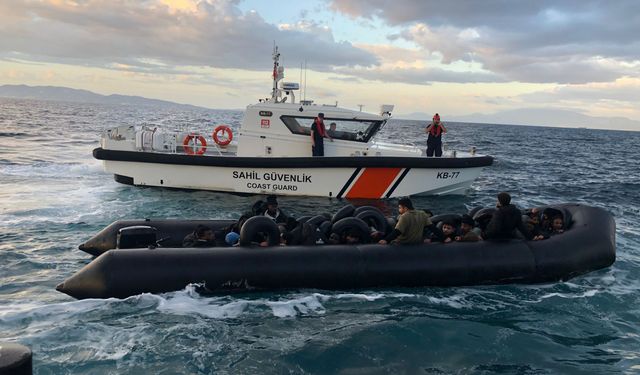 İzmir açıklarında lastik botta can pazarı sürüyor: 34 göçmen kurtarıldı