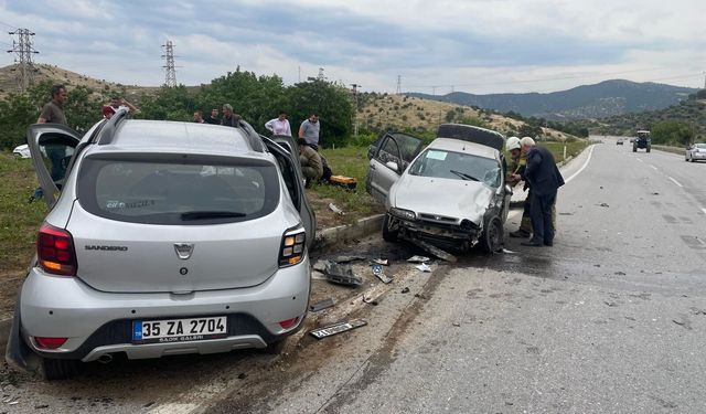 İzmir'de otomobillerin çarpıştığı kazada 2'si çocuk 8 kişi yaralandı
