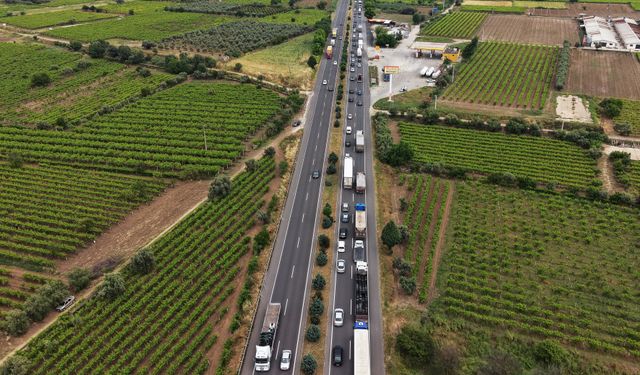 İzmir-Ankara kara yolunun Manisa geçişinde trafik yoğunluğu yaşanıyor