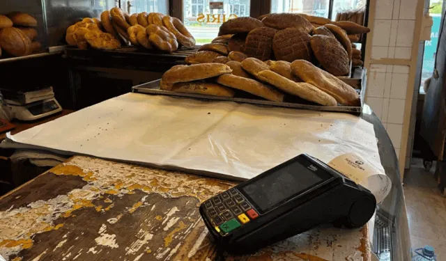 Eskiden esnafta veresiye defteri vardı, şimdi herkes ekmeği bile kredi kartıyla alıyor
