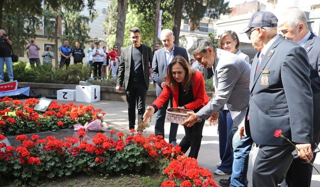 Ata Evi'nden Ana'nın kabrine toprak getirildi