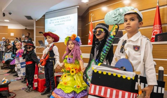 Bornova'da 'mavi' farkındalık... Minikler sahneye çıktı
