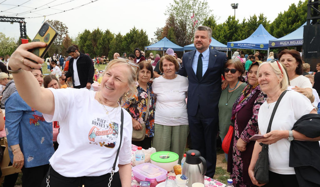 Başkan Duman Buca Gölet'te anneler ile bir araya geldi