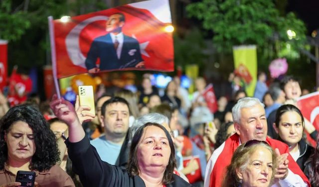 Buca'da 19 Mayıs coşkusu: Yurttaşlar sokaklarda bayraklarla yürüdü, konserde coşku buldu