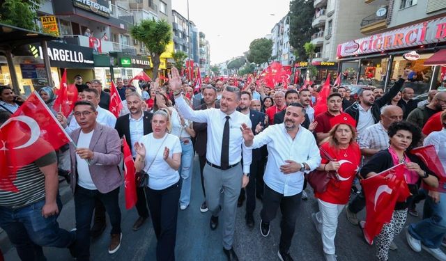 Buca'da 19 Mayıs coşkusu: Yurttaşlar sokaklarda bayraklarla yürüdü, konserle eğlendi