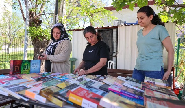 Buca’da kitap takası başladı: Mahalleler kütüphaneye dönüşüyor