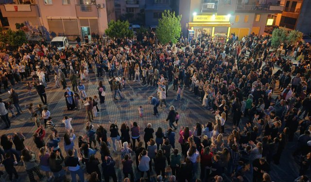 Çiğli'de Hıdırellez coşkusu: Bahar el ele karşılandı