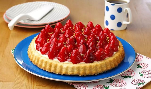 Pastane lezzetini aratmıyor: Deneyen herkesin bayıldığı Çilekli Tart tarifi!