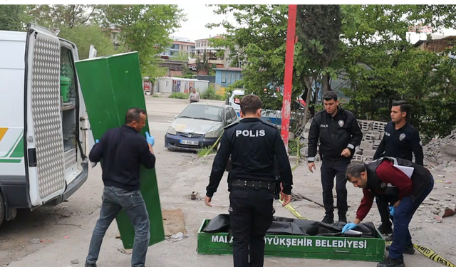 Elektrik direğine çıkan hurdacı hayatını kaybetti