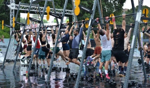İzmirlileri sağanak durduramadı: Alsancak Fitness Festivali yağmurun altında sürdü
