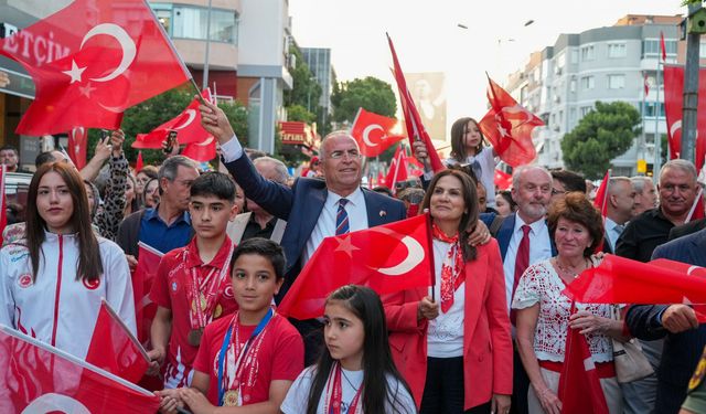 Gaziemir'de Gençlik Bayramı coşkusu sokaklara taştı