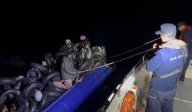 İzmir açıklarında bottan alınan 39 göçmen İl Göç İdaresi Müdürlüğü'ne gönderildi