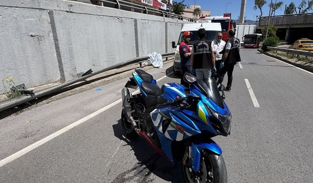 İzmir'de bariyerlere çarpan motosikletin sürücüsü hayatını kaybetti