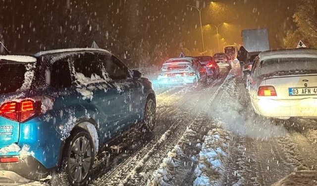İzmir-Afyon yolu yoğun kar yağışı nedeniyle ulaşıma kapandı