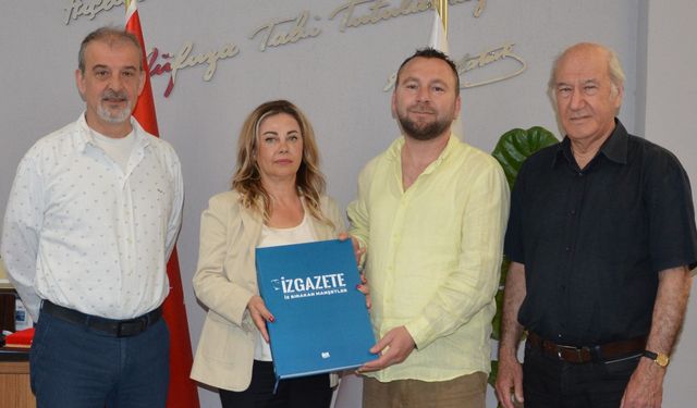 İz Bırakan Manşetler ilk önce Cemiyet Başkanına hediye edildi