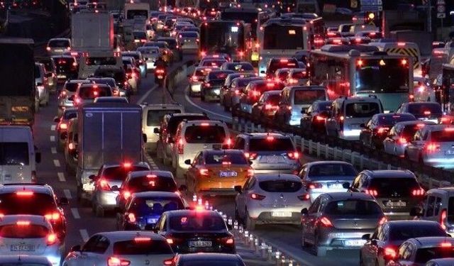 İzmir trafiğinde son durum: Yeşildere ve Akçay Caddesi'nde yoğunluk var