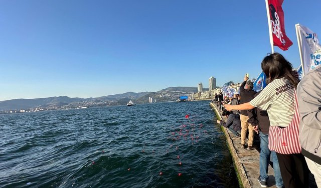 Üç Fidan İzmir'de anıldı: Denize karanfil bırakıldı