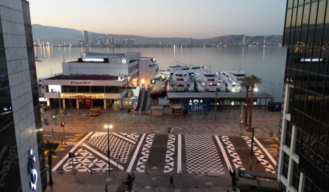 Karşıyaka Yalı Bulvarı’na yükseltilmiş ve desenli yaya platformu hayata geçirildi