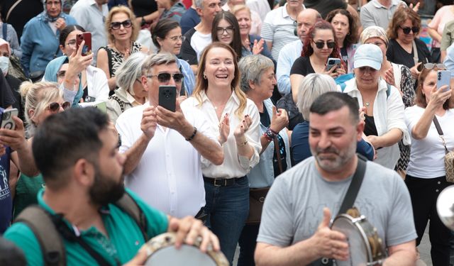 Kemeraltı’nda şenlik başladı: Başkan Mutlu’ya esnaf ve vatandaştan teşekkür