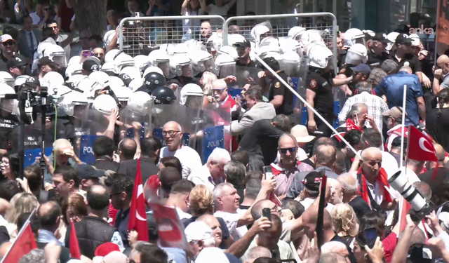 İzmir’de miting gerginliği: 2 kişi gözaltına alındı