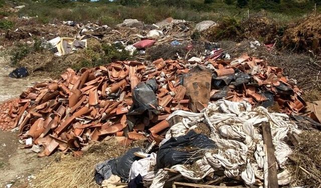 Çeşme'ye tonlarca moloz döküldü: Aralarında bulunan resmi belgeler kanıt olarak sunulacak