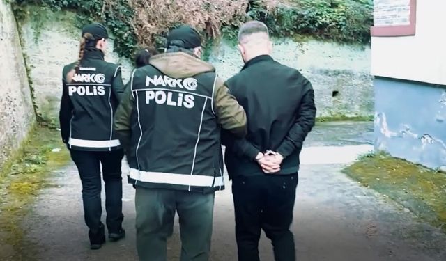 İzmir'de zehir tacirlerine operasyon: 10 bin 854 sentetik ecza hapı ele geçirildi