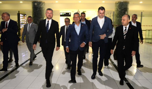 Özgür Özel İzmir'de: Yarın 5 noktada açılışlarda olacak
