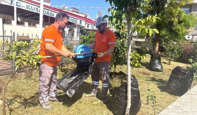 Kuşadası Belediyesi bayram öncesi yeşil alanlara bakım yapıyor