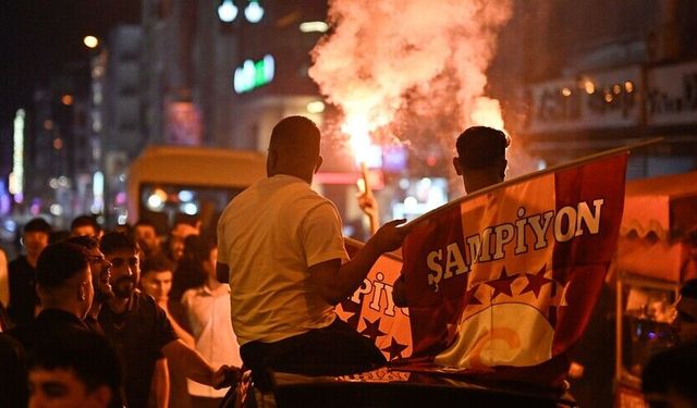 İzmir'de Cimbom'un şampiyonluğu kutlanıyor: Taraftar Gündoğdu'ya aktı