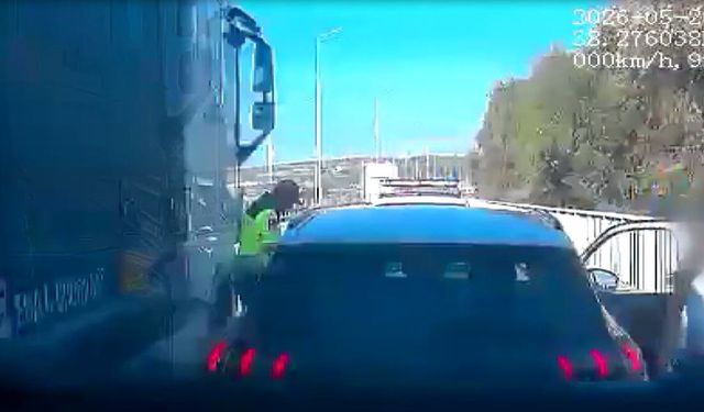 İzmir'de jandarmaya çarpan tırın sürücüsü adli kontrolle serbest