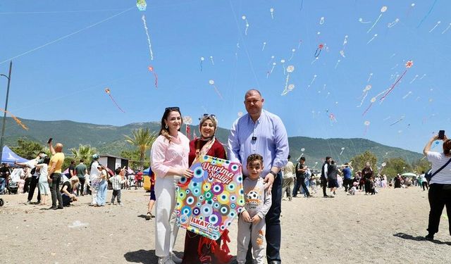 Menderes'te uçurtmalar gökyüzünü renklendirdi