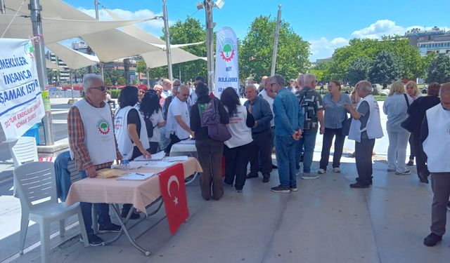 İzmir'de emekliler sokağa indi: 1 milyon dilekçe kampanyası için imza toplandı
