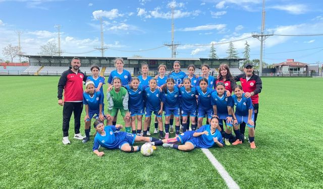 İzmirli Kız Futbol Takımı Türkiye şampiyonu oldu